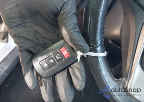 2018 Toyota Rav4 Limited z USA, uszkodzony, nr VIN JTMYFREVXJD112924